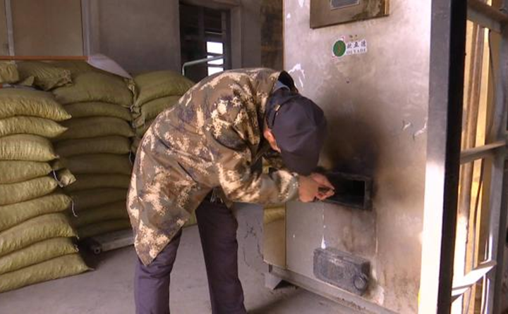 茄子视频免费观看在店子鄉政府鍋爐房看到，鍋爐內正在使用生物質顆粒燃料加熱取暖。店子鄉工作人員告訴茄子视频免费观看，生物質燃料與傳統的煤炭相比，十分的環保方便。