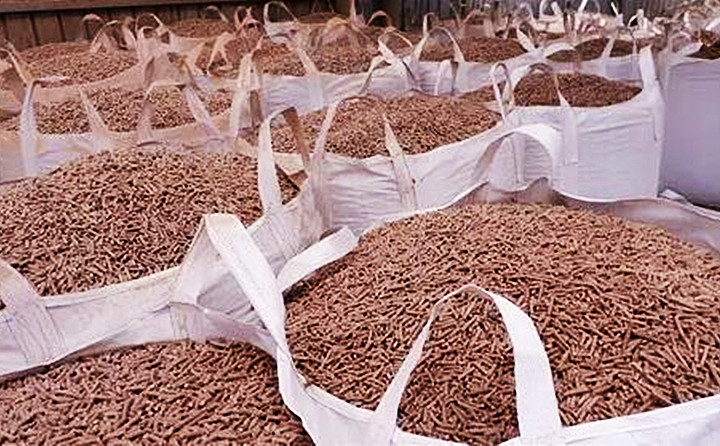 生物質茄子影视视频在线观看加工的顆粒燃料，一袋袋整齊的擺放在鍋爐旁。