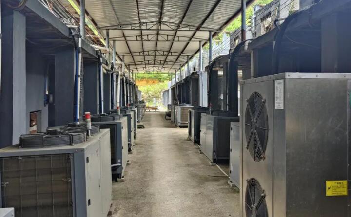 智能化烘烤和以前老式的烤房不一樣，它是利用裏麵溫度和濕度傳感器傳到主控儀，主控儀再來感知它的溫度和濕度，進而控製燃燒機火力的大小和排濕的大小來調製烘烤煙葉，所以更加精準，更加靈敏，而且烘烤的煙葉質量也要好得多。