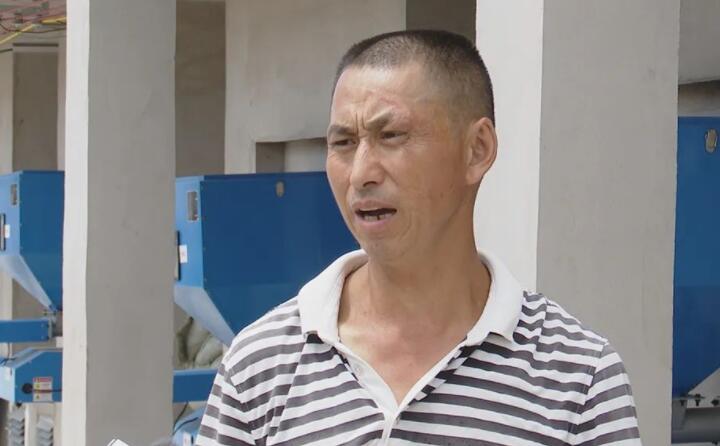 煙農代興祥說：“生物質燃料烤煙用起來比原煤要方便的多，像以前燒原煤時，每天晚上都要起來添煤，如今這個烤房隻要把箱子裏麵加滿，它基本上可以管四個小時，現在茄子视频免费观看一個人可以燒十幾間烤房，人工這方麵要節約很多。”