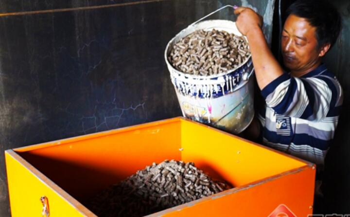 麵對施甸縣善雲烤煙合作社負責人段自學的來訪，施甸縣仁和鎮菠蘿村村民李應良高興得合不攏嘴。“生物質燃料顆粒效果太好了，光請工的成本就比原來燒煤柴烤減少了2個、每爐的烘烤成本降低了168元。這種算下來，今年我家大春作物畝產值可增加200來塊！作物收入就增加了17000多元。”