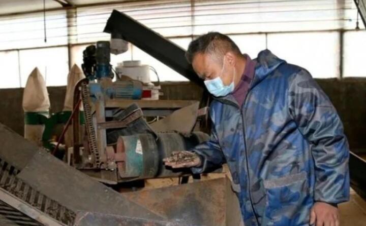 公司日產生物質顆粒燃料15噸，滿負荷生產可達30噸，主要銷往縣內洗滌廠、豆腐廠、桑拿房等。